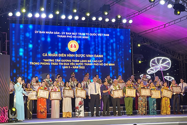 Phó Chủ tịch Thường trực Ủy ban MTTQ Việt Nam TPHCM Nguyễn Thành Trung trao khen thưởng cho các tập thể, cá nhân.