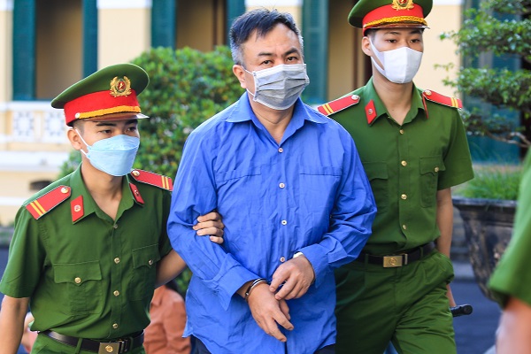 Bị cáo Nguyễn Minh Khải bị dẫn giải đến phiên tòa