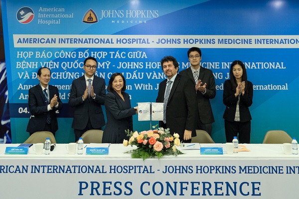 Lễ kí kết hợp tác giữa bệnh viện Quốc tế Mỹ (AIH) và Johns Hopkins Medicine International.