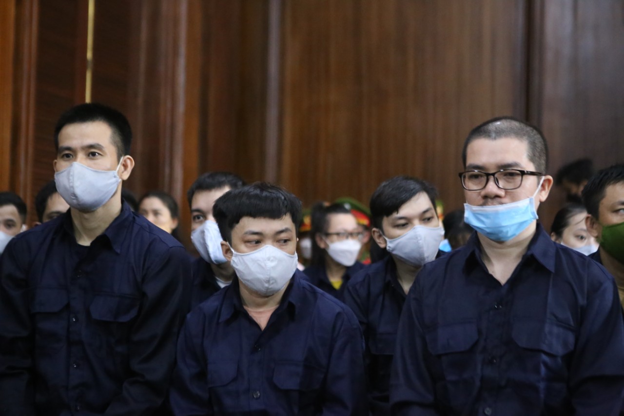 Nguyễn Thái Luyện, CEO Công ty Alibaba (ngoài cùng bên phải) cùng các bị cáo tại tòa