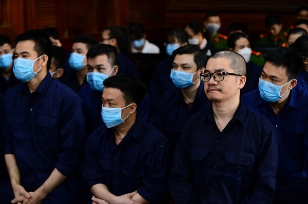 Nguyễn Thái Luyện, CEO Công ty Alibaba (ngoài cùng bên phải) cùng các bị cáo tại tòa
