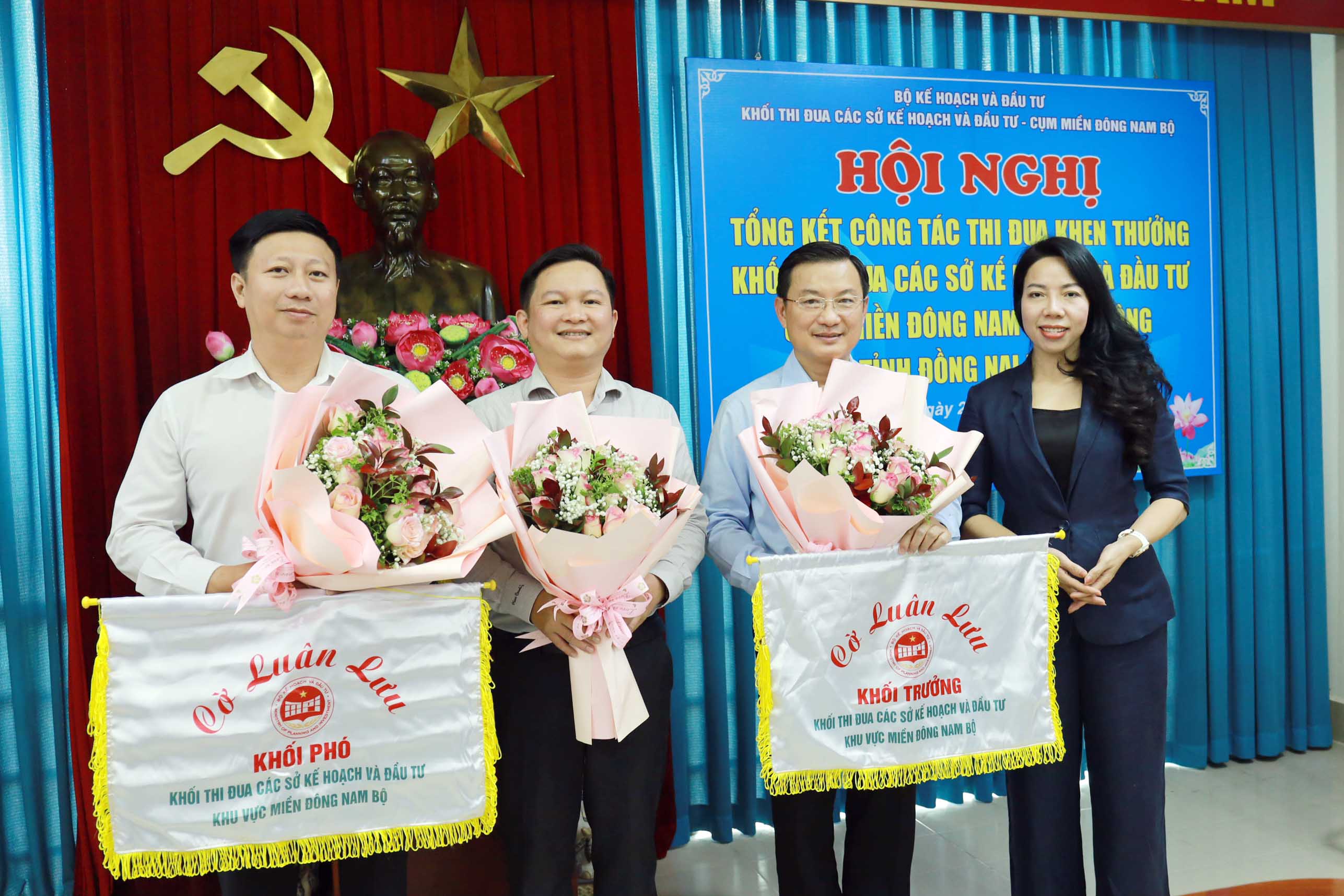 Ông Nguyễn Kiên Cường (ngoài cùng bên trái), Phó giám đốc Sở KHĐT tỉnh Tây Ninh nhận 
