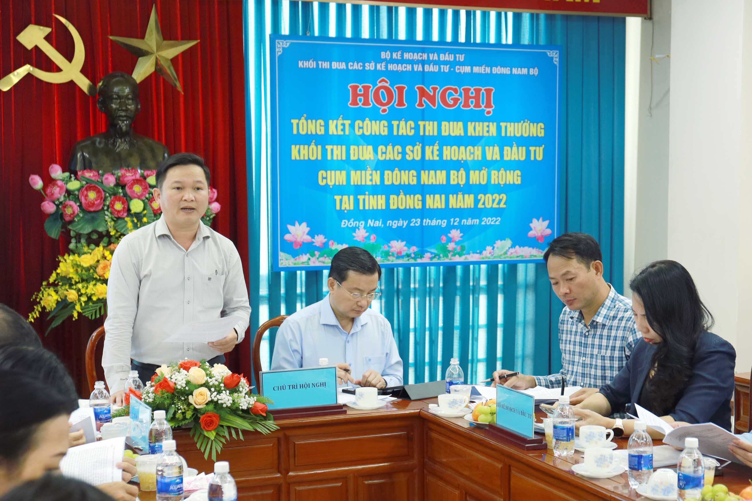 Ông Nguyễn Hữu Nguyên - Giám đốc Sở Kế hoạch và Đầu tư tỉnh Đồng Nai (Trưởng khối thi đua) báo cáo tại Hội nghị.