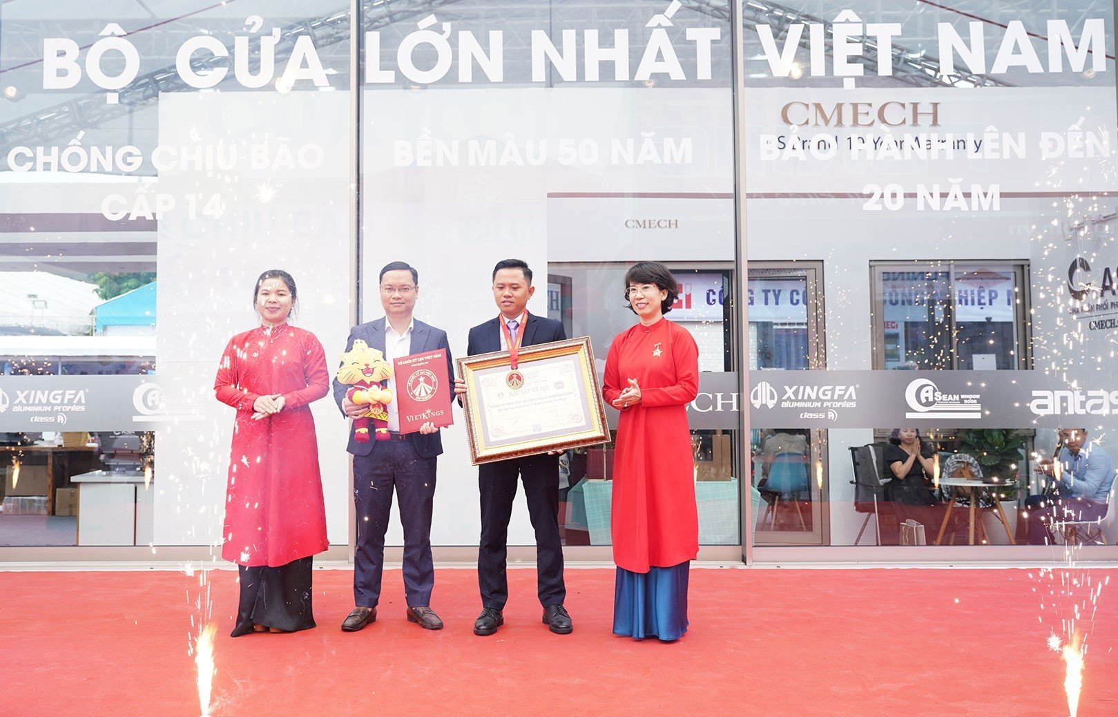 Đại diện Công ty TNHH Cửa sổ Việt châu Á (AseanWindow) nhận xác lập kỷ lục.
