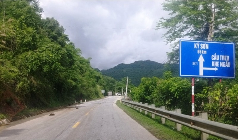 Quốc lộ 7A là tuyến đường bộ quan trọng để Nghệ An thông thương với nước bạn Lào