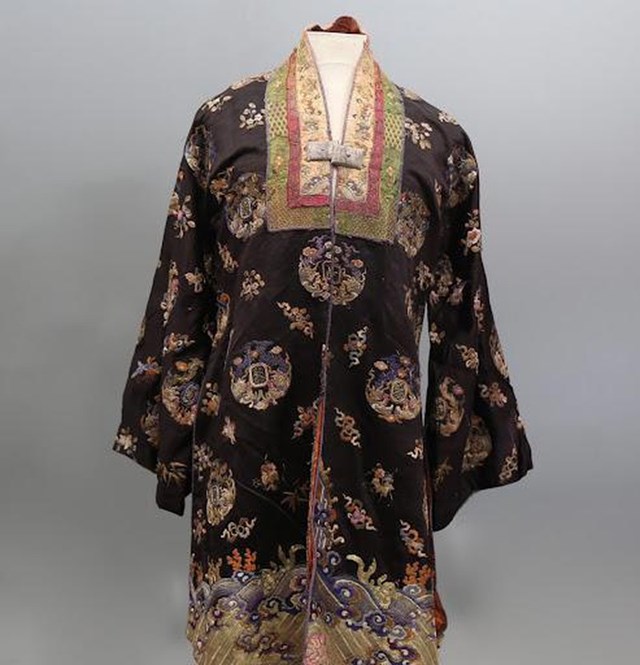 Cổ vật áo dài Nhật Bình - một cổ phục của Cung đình Huế, được đấu giá cùng chiếc mũ quan triều Nguyễn. Ảnh: Balclis