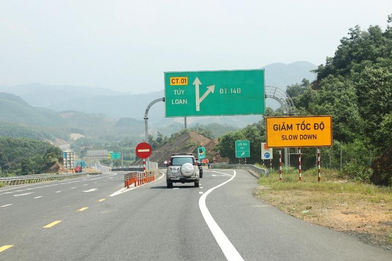 Với việc cho phép lưu thông trên tuyến đường La Sơn - Túy Loan, các phương tiện có thêm sự lựa chọn để di chuyển từ Huế đến Đà Nẵng, ngoài cung đường đèo Hải Vân (không thu phí) và hầm đường bộ Hải Vân (có thu phí).