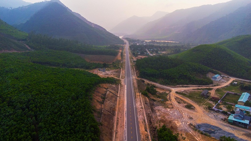 Phó Giám đốc Ban quản lý Dự án đường Hồ Chí Minh Lê Văn Sáu cho biết, Dự án cao tốc La Sơn - Túy Loan do đơn vị làm chủ đầu tư chính thức đưa vào khai thác đoạn La Sơn - Hòa Liên từ ngày 16-4.