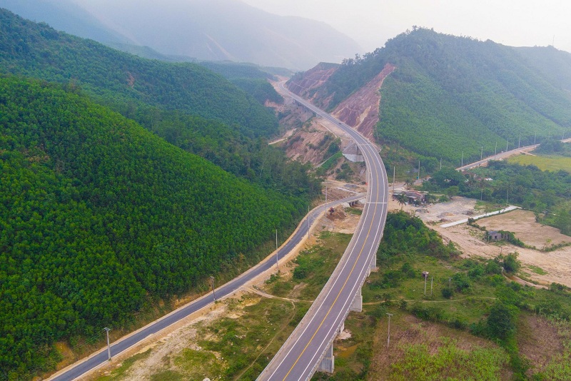 Cung đường có tổng mức đầu tư hơn 11.000 tỷ đông, vắt qua núi rừng Trường Sơn góp phần rút gắn thời gian di chuyển của phương tiện, giảm tải cho tuyến Quốc lộ 1A đoạn qua TP. Đà Nẵng và tỉnh Thưa Thiên Huế. 