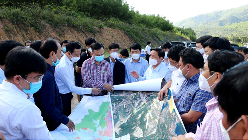 Thứ trưởng Lê Đình Thọ kiểm tra hướng tuyến Dự án Cao tốc Bắc - Nam phía Đông đoạn qua Phú Yên