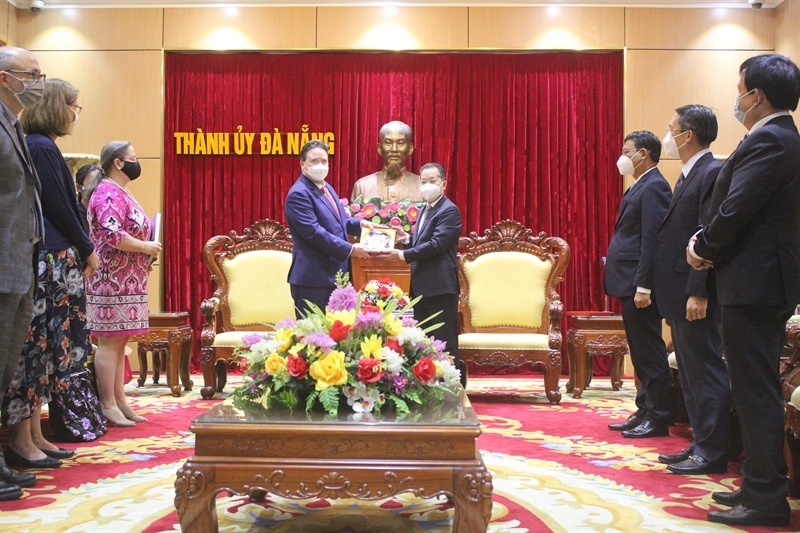 Đại sứ Hoa Kỳ Marc Knapper chào xã giao lãnh đạo TP. Đà Nẵng.