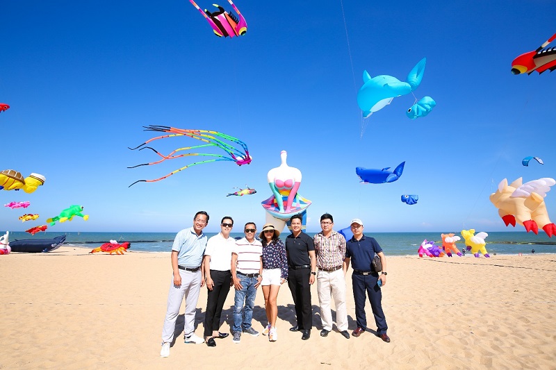 Du khách thích thú ngắm những cánh diều rực rỡ sắc màu bay ngợp trời tại Miami Bikini Beach