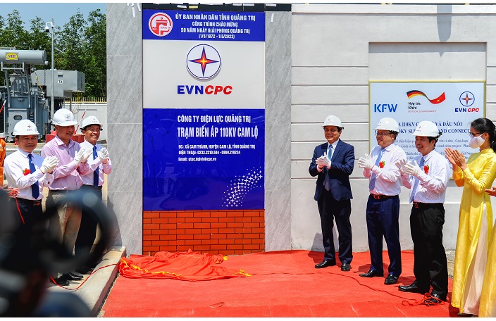 Tổng Công ty Điện lực miền Trung phối hợp với UBND tỉnh Quảng Trị khánh thành, đưa công trình Trạm biến áp 110kV Cam Lộ vào hoạt động. Ảnh T. Tuyền
