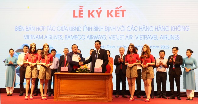 các hãng hàng không: Vietnam Airlines, Bamboo Airways, VietJet Air, Vietravel Airlines đã ký kết hợp tác chiến lược giai đoạn 2022 - 2026 với UBND tỉnh.