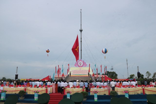 Lá cờ Tổ quốc được từ từ kéo lên kỳ đài trong sự chứng kiến của đông đảo đại biểu và nhân dân Quảng Trị.