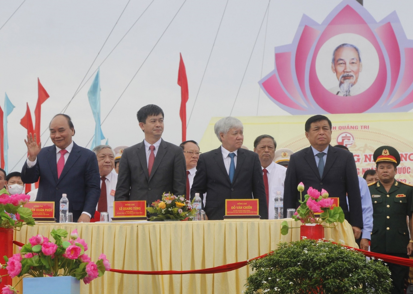 Chủ tịch nước Nguyễn Xuân Phúc cùng các đại biểu tại buổi lễ.