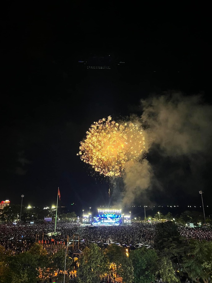 Bắn pháo hoa trong đêm khai mạc lễ hội du lịch Bình Định năm 2022 với chủ đề “Quy Nhơn – Thiên đường biển”