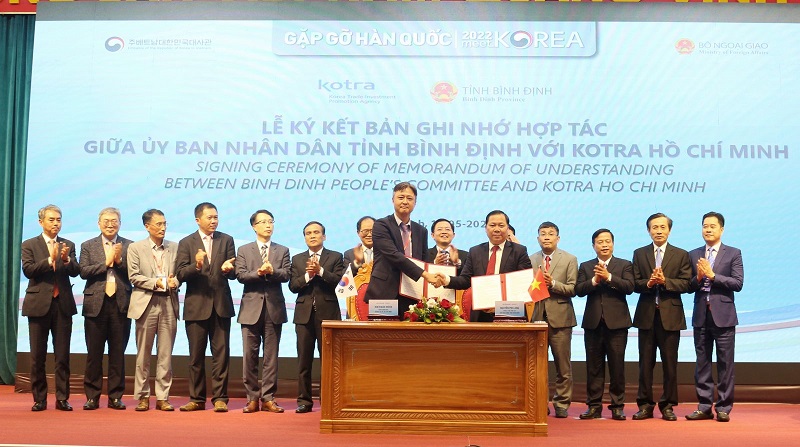 UBND tỉnh Bình Định và Cơ quan xúc tiến Thương mại và Đầu tư Hàn Quốc tại thành phố Hồ Chí Minh (KOTRA Hồ Chí Minh) ký kết Bản ghi nhớ hợp tác.