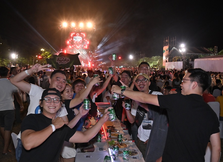 Với chiều dài 1km, nhãn hàng bia Huda cùng người dân miền Trung đã xác lập thành công kỷ lục “bàn tiệc dài nhất châu Á” tại Festival Huế 2022. 