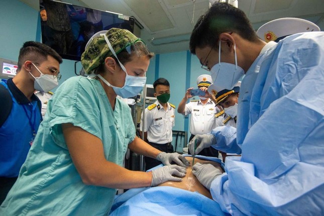 Các bác sĩ, y tá trong Chương trình Đối tác Thái Bình Dương thực hiện thủ thuật y tế cho bệnh nhân ở Phú Yên.