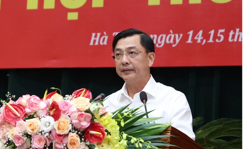 Giám đốc Sở KH&ĐT Trần Việt Hà trả lời về lĩnh vực quy hoạch - đầu tư với nội dung liên quan đến tỷ lệ giải ngân vốn đầu tư công 6 tháng đầu năm đạt thấp, nhất là phần vốn ngân sách tỉnh quản lý.