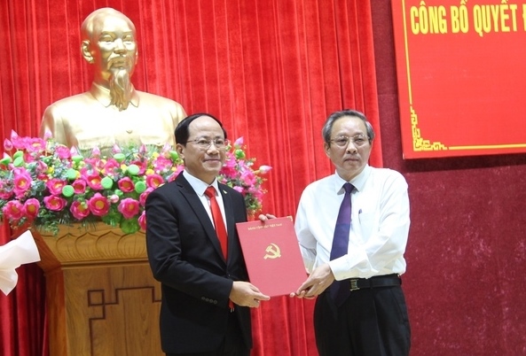 Phó Trưởng Ban Tổ chức Trung ương Hoàng Đăng Quang trao quyết định cho đồng chí Phạm Anh Tuấn.