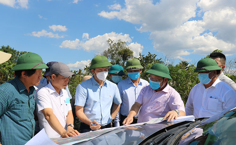 Bí thư Tỉnh ủy Quảng Trị Lê Quang Tùng cùng với lãnh đạo chủ chốt của địa phương trong một chuyến kiểm tra thực địa các Dự án giao thông trọng điểm trên địa bàn tỉnh.