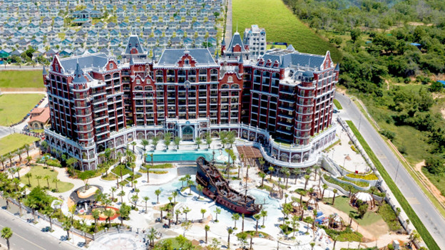 Kiến trúc Movenpick Resort Phan Thiet mang phong cách “cướp biển vùng Caribbean” đặc trưng.