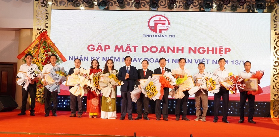 Chủ tịch UBND tỉnh Võ Văn Hưng trao bằng khen cho các tập thể, cá nhân tại buổi gặp mặt 