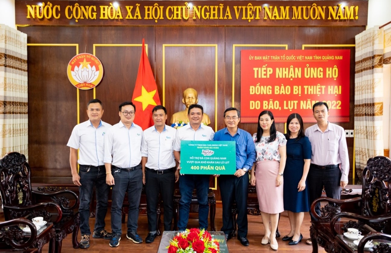 Carlsberg Việt Nam trao tặng hàng trăm phần quà cho Uỷ ban Mặt trận Tổ quốc Việt Nam tỉnh Quảng Nam