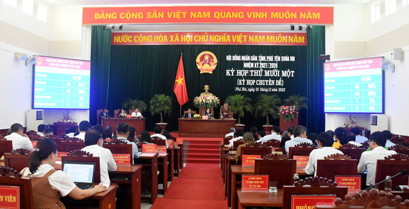 Các đại biểu HĐND tỉnh Phú Yên ấn nút biểu quyết thông qua nghị quyết tại kỳ họp thứ 11 sáng 1/11/2022.