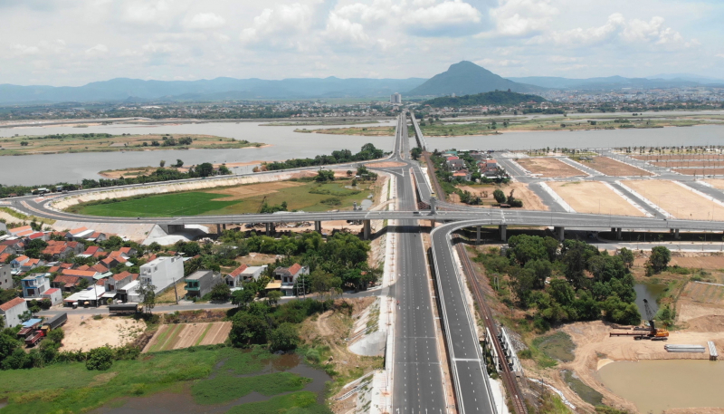 KKT Nam Phú Yên có diện tích 20.730 ha, giảm 250 ha so với trước đây do cập nhật lại ranh giới tuyến đường bộ cao tốc Bắc - Nam theo báo cáo nghiên cứu khả thi đã được Bộ Giao thông Vận tải thỏa thuận với địa phương.