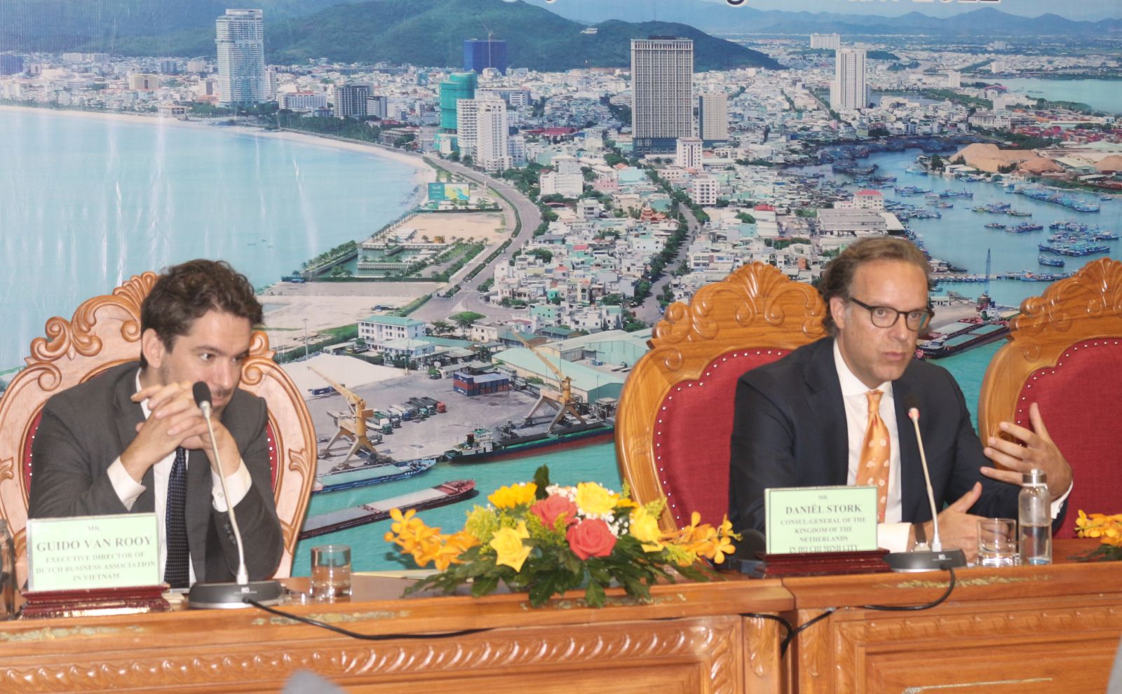 Ông Daniël Stork - Tổng Lãnh sự Vương quốc Hà Lan tại thành phố Hồ Chí Minh (phải) đánh giá cao những tiềm năng, lợi thế của tỉnh Bình Định.