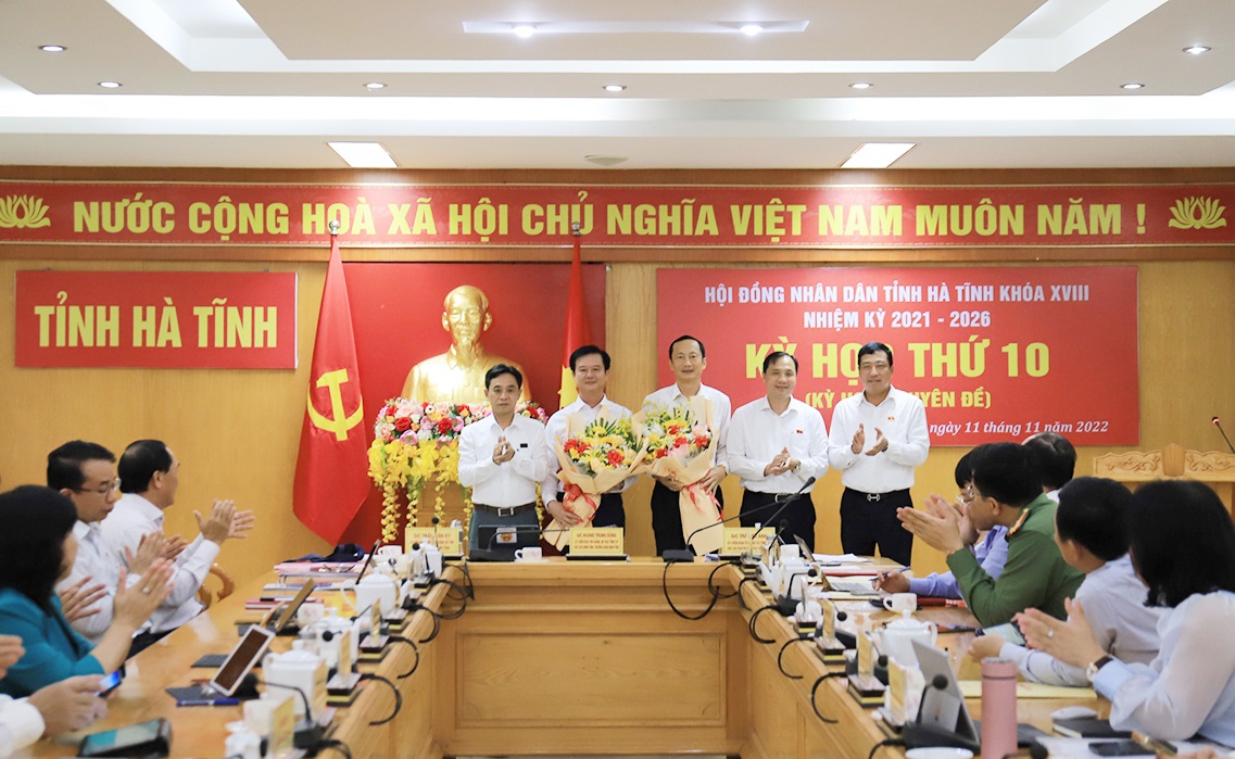 ặng hoa cho đồng chí Đặng Ngọc Sơn và chúc mừng tân Phó Chủ tịch UBND tỉnh Trần Báu Hà...