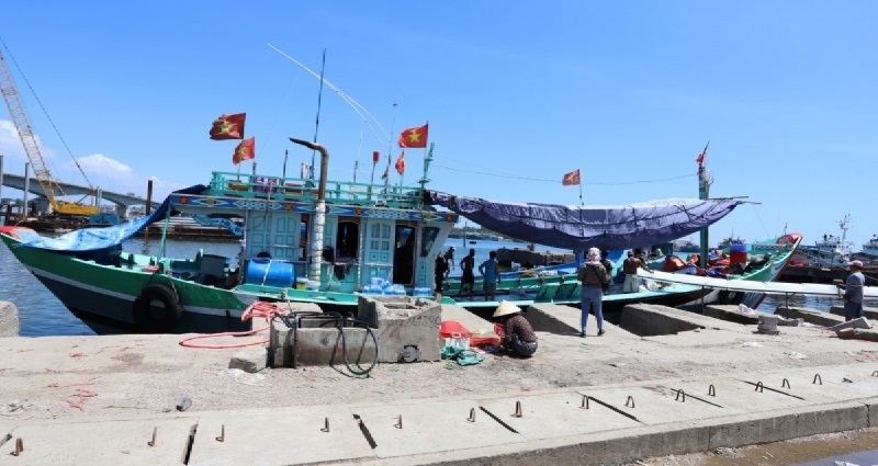 tàu cá tỉnh Quảng Trị phàn nàn, ngày khởi công Dự án, ngư dân phấn khởi. Nhưng thời gian thi công kéo dài, các chủ phương tiện chật vật mới vào được cảng bán cá.