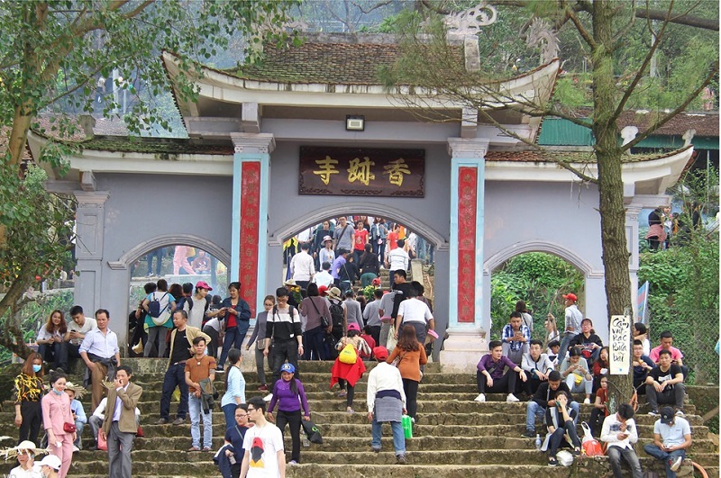 Du khách viếng cảnh chùa Hương Tích. 
