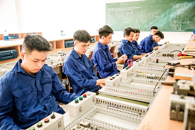 Một tiết học về điện công nghiệp của học viên Trường Cao đẳng Kỹ thuật Quảng Trị-Ảnh: H.N