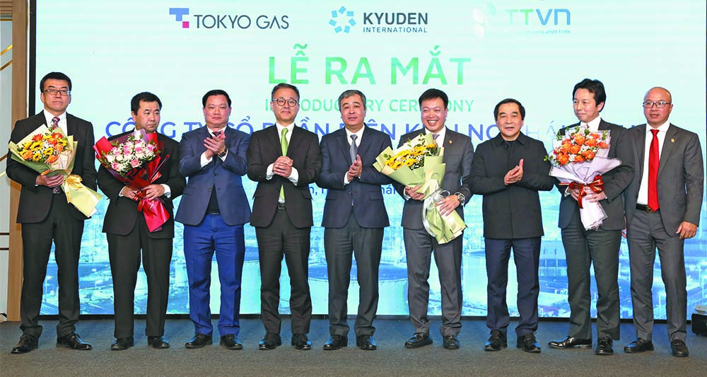 Lãnh đạo tỉnh Thái Bình tặng hoa Ban lãnh đạo Công ty cổ phần Điện khí LNG Thái Bình trong lễ ra mắt Công ty