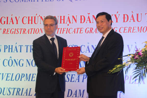Ông Nguyễn Đức Long - Chủ tịch UBND tỉnh Quảng Ninh trao GCNĐT cho chủ đầu tư