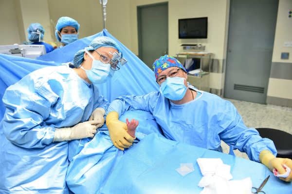  Bác sĩ Guero và ê kíp thực hiện thành công một ca phẫu thuật dị tật bàn tay cho bệnh nhân nhi tại Bệnh viện FV.