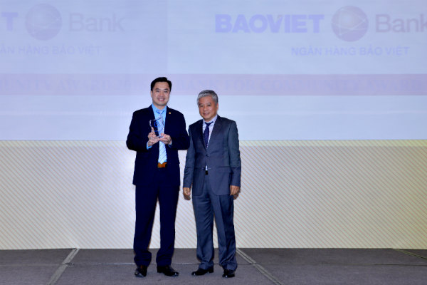 Ông Nguyễn Xuân Khoa, Giám đốc Điều hành BVB khu vực miền Nam nhận giải thưởng