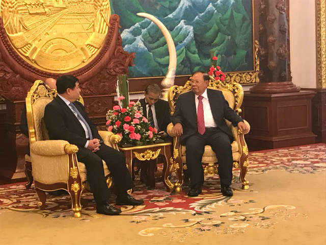 Bộ trưởng Bộ Kế hoạch và Đầu tư Nguyễn Chí Dũng chào xã giao Tổng Bí thư, Chủ tịch nước Lào Bounnhang Volachith 