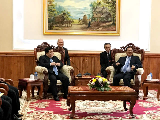Bộ trưởng Bộ Kế hoạch và Đầu tư Việt Nam Nguyễn Chí Dũng chào xã giao Phó thủ tướng Chính phủ Lào