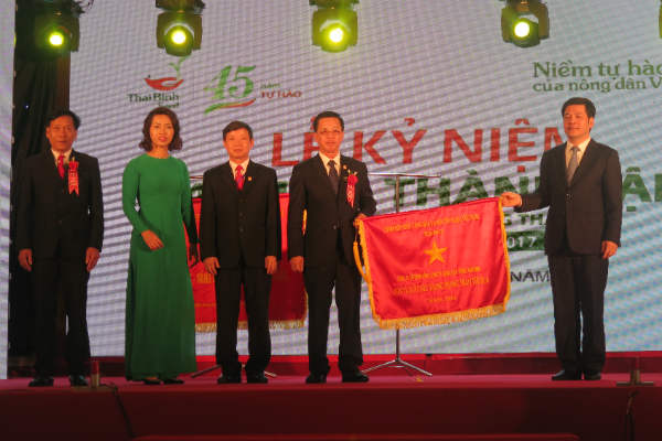 Công ty CP Tổng công ty Giống cây trồng Thái Bình nhận Cờ thi đua của Chính phủ