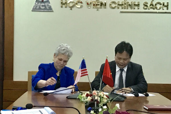PGS.TS Đào Văn Hùng, Giám đốc Học viện Chính sách và Phát triển ký kết hợp tác với lãnh đạo trường Georgia State University, Hoa Kỳ (tháng 2.2017)
