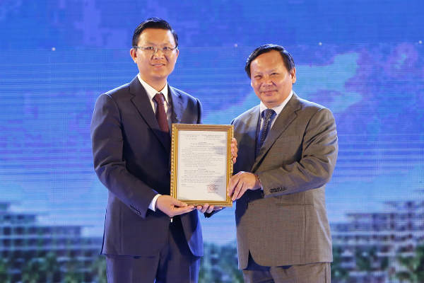Ông Lê Thành Vinh, Tổng giám đốc Tập đoàn FLC  đón chứng nhận 5 sao từ ông Nguyễn Văn Tuấn - Tổng Cục Trưởng Tổng cục Du lịch.