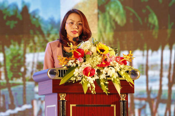Bà Hương Trần Kiều Dung, Phó chủ tịch Hội đồng quản trị Tập đoàn FLC phát biểu tại buổi lễ.