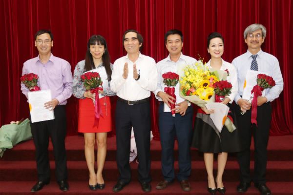 Bí thư Đảng ủy, Thứ trưởng Bộ Kế hoạch và Đầu tư Nguyễn Văn Trung (thứ ba từ trái sang) trao quyết định và tặng hoa chúc mừng các nhân sự vừa được điều động, bổ nhiệm