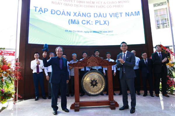 Chủ tịch HĐQT Petrolimex thực hiện nghi thức đánh cồng, đánh dấu phiên giao dịch chính thức trên HOSE của cổ phiếu PLX.