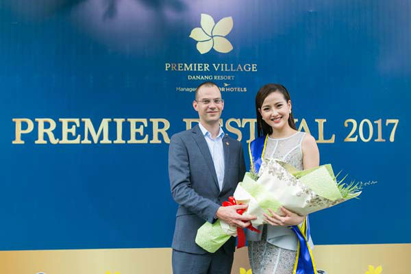 Hoa khôi Du lịch Việt Nam Đỗ Trần Khánh Ngân - Đại sứ của Premier Festival 2017), chụp cùng ông Remco Vaatstra, Phó tổng giám đốc Premier Village Danang Resort.